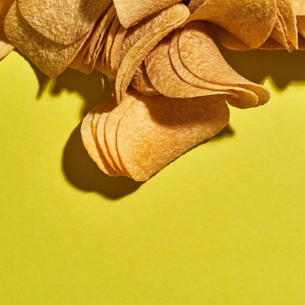 Cropped top view of heap of delicious potato chips — Stockfoto