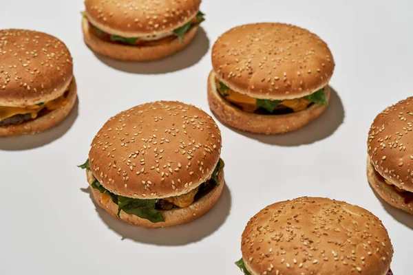 Linhas com hambúrgueres saborosos e apetitosos clássicos — Fotografia de Stock