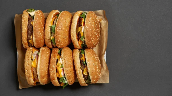 Fast food burgers on recyclable paper in tray — Stok fotoğraf