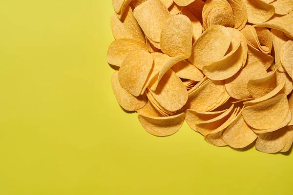 Gedeeltelijk bovenaanzicht van een hoop lekkere aardappelchips — Stockfoto