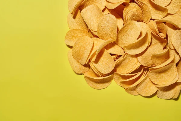 Lezzetli patates cipslerinin üst görüntüsü.