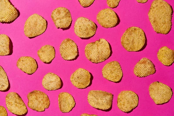 Sıraya dizilmiş lezzetli ve iştah açıcı cipslerin kırpılmış görüntüsü