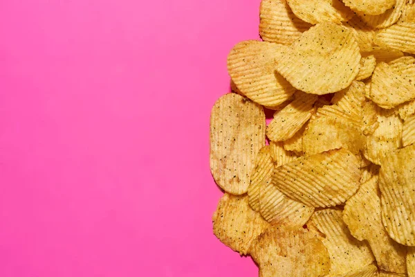 Bir yığın lezzetli yüksek kalorili patates cipsi.
