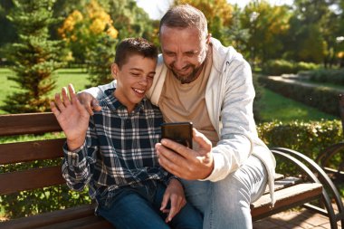 Çocuğun telefonda babasıyla görüntülü görüşmesi var.