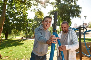 Yörüngedeki özürlü oğlana yardım et.