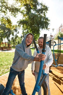 Kafkasyalı baba yörüngede koşan gülen oğlana bak.