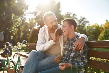 Baba telefonda beyin felci konuşmasında oğluna yardım et.