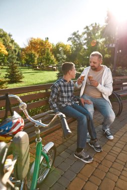 Özürlü baba oğul dondurma yiyin.