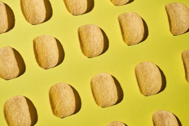 Lezzetli ve iştah açıcı patates cipsi koleksiyonu.