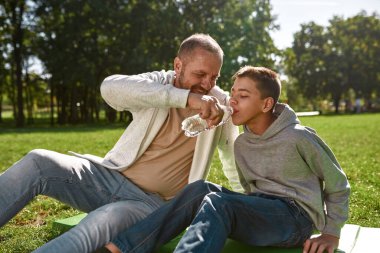 Baba, içme suyu ver oğlum beyin felci geçirsin.