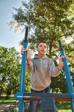 Spor sahasında yörüngede engelli bir çocuk