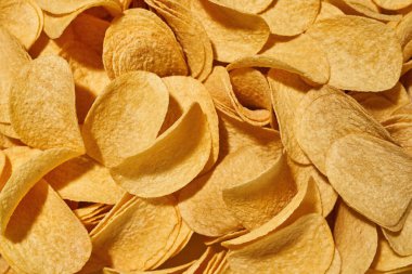 Lezzetli patates cipslerinin kısmen yakın plan çekimleri