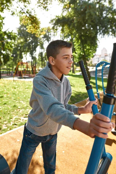 Serebral felçli genç çocuk yörüngede koşuyor.