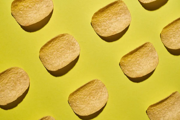 Sırayla lezzetli ve iştah açıcı cipsler.