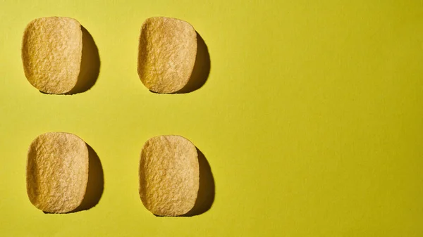 Bovenaanzicht van vier smakelijke chips in rijen — Stockfoto