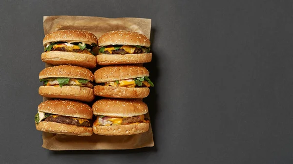 Vista superior de hambúrgueres frescos saborosos e apetitosos — Fotografia de Stock