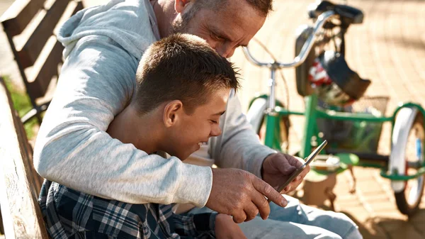 Dad and son with cerebral palsy use digital tablet — Foto de Stock