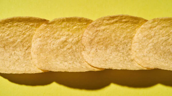 Close up of delicious and appetizing potato chips — Stock Photo, Image