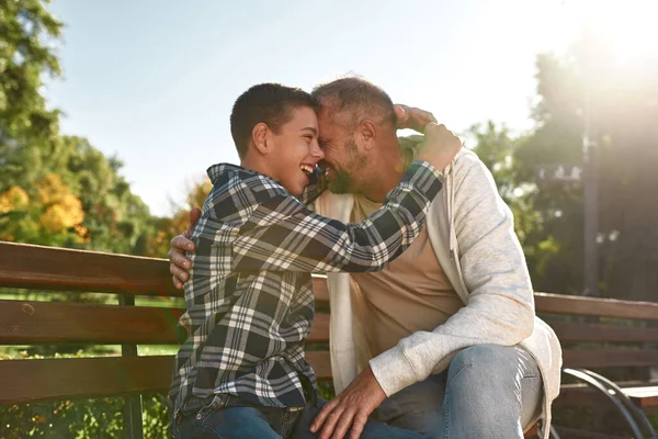 Serebral felçli baba oğul sarılıp dinlenin.
