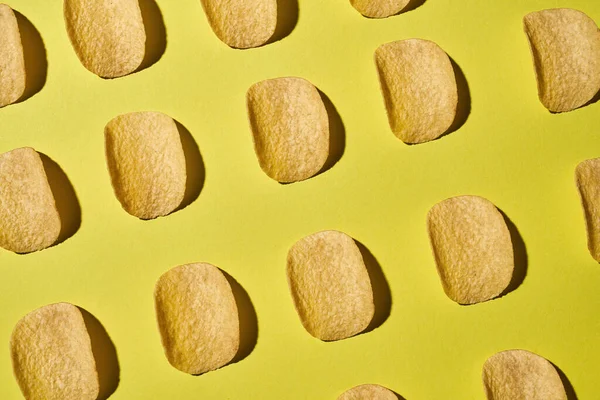 Lezzetli ve iştah açıcı patates cipsi koleksiyonu.