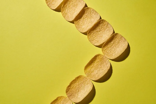 Top view of arrow gesture from potato chips — Stockfoto