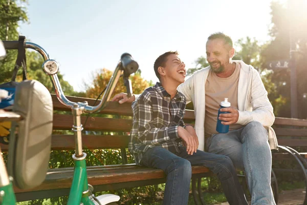 Şişeli baba oğluna bak, beyin felci geçirmiş.