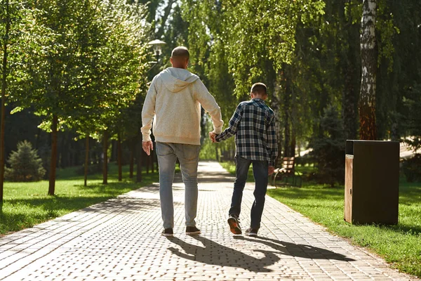 Vader en zoon met hersenverlamming wandelen in het park — Stockfoto