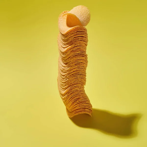 Stapel chips in het midden op gele achtergrond — Stockfoto