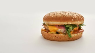 Beyaz arka planda lezzetli ve taze bir burger.