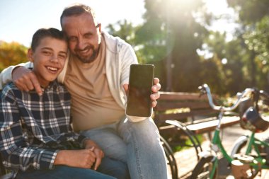 Babası özürlü ve akıllı telefon kullanıyor.