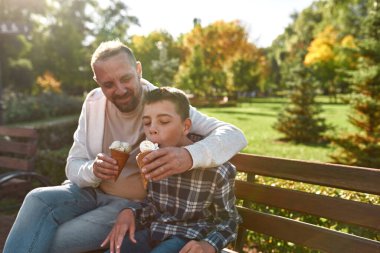 Baba dondurma oğlunu beyin felciyle besliyor.