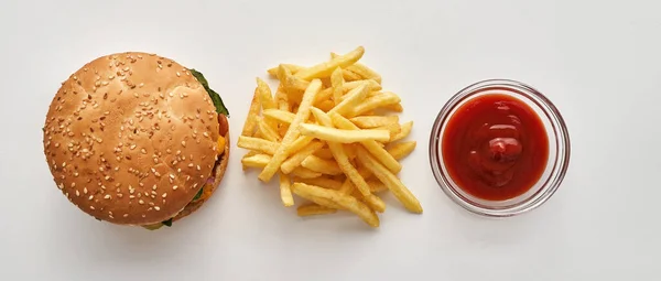 Hamburger classique, frites et sauce dans un bol — Photo