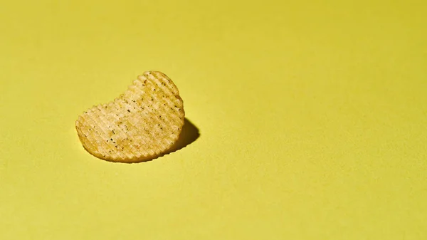 Close-up van smakelijke en smakelijke aardappel chip — Stockfoto