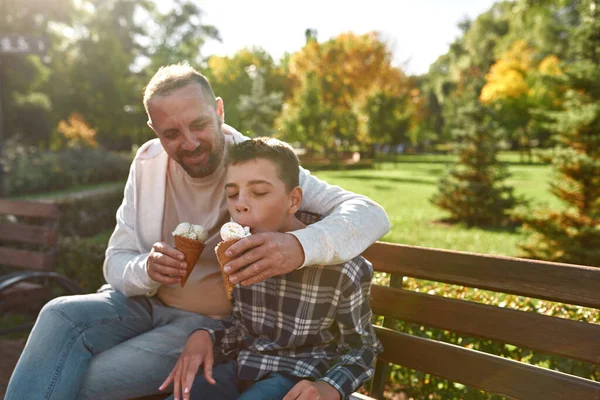 Baba dondurma oğlunu beyin felciyle besliyor.