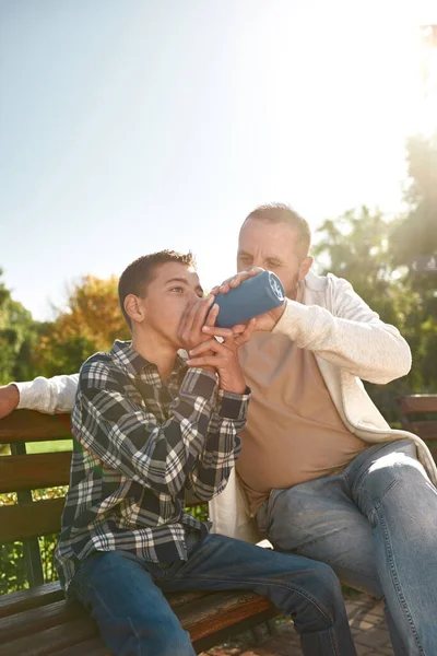 Caucasian father give drink water from bottle son —  Fotos de Stock
