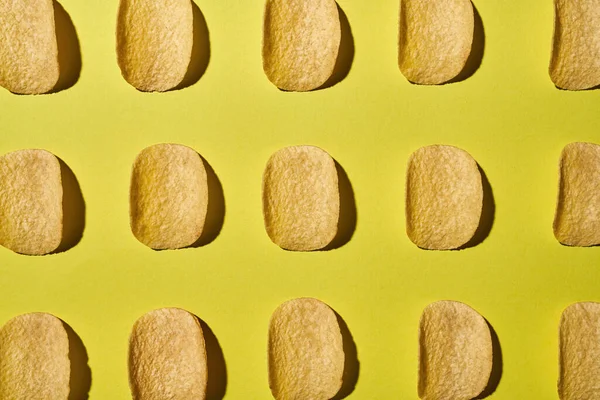 Bovenaanzicht van de set heerlijke aardappelchips in rijen — Stockfoto