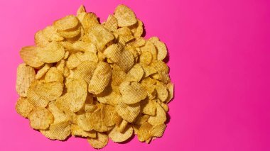 İştah açıcı patates cipslerinin üst görüntüsü.