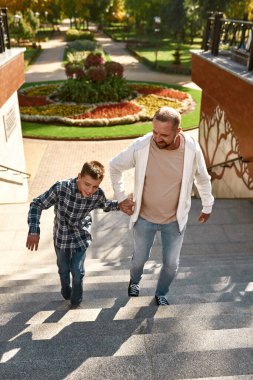 Baba ve gülümseyen oğlu beyin felci geçirdi.