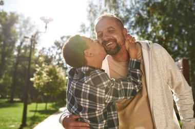 Serebral felçli çocuk. Sarıl ve öp.
