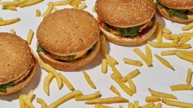 Kısmi hamburger ve patates kızartması manzarası.