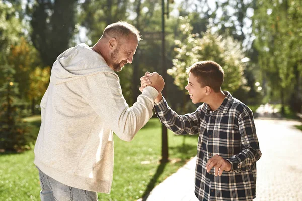 Father and son with cerebral palsy shaking hands — Stok fotoğraf