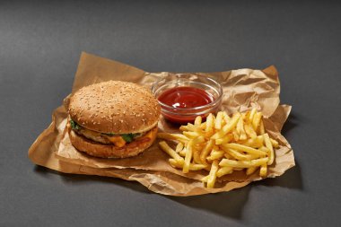 El yapımı geri dönüşümlü kağıt üzerine klasik fast food menüsü