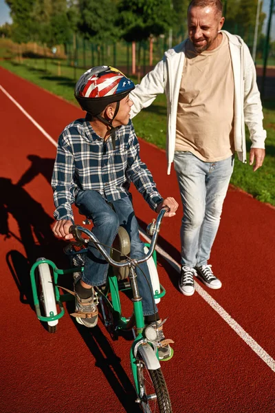 Πατέρας πάει και να βοηθήσει γιο με αναπηρία σε τρίκυκλο — Φωτογραφία Αρχείου