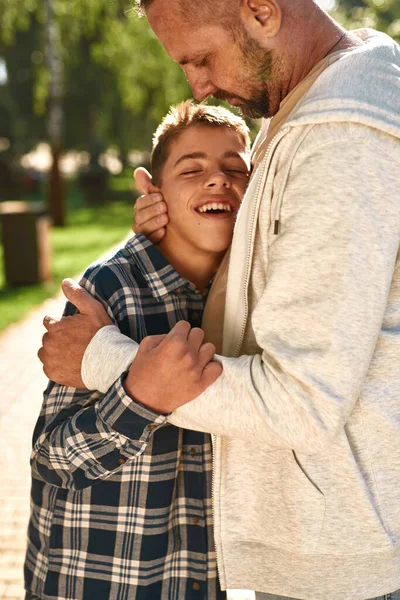 Otec objímající potěšeného syna s mozkovou obrnou — Stock fotografie