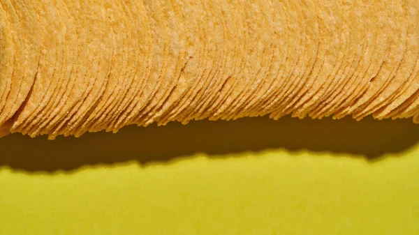 Cropped close up of row of appetizing potato chips — Stockfoto