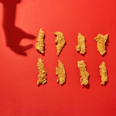 İnsan eli silueti fırında tavuk kanadı alıyor.