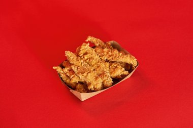 Karton kutuda nefis fırında tavuk kanatları