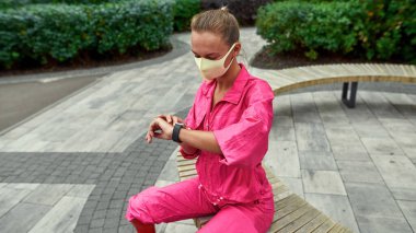 Kare üzerinde akıllı saat engelli bir kız var.