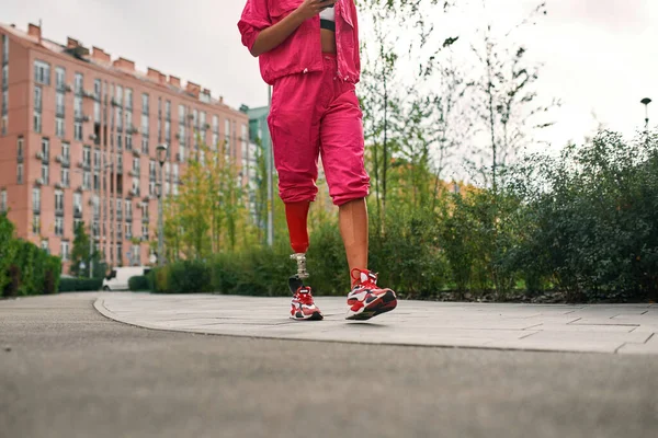 Kızın kısmi maluliyet sorunu var. Git ve telefonu kullan.