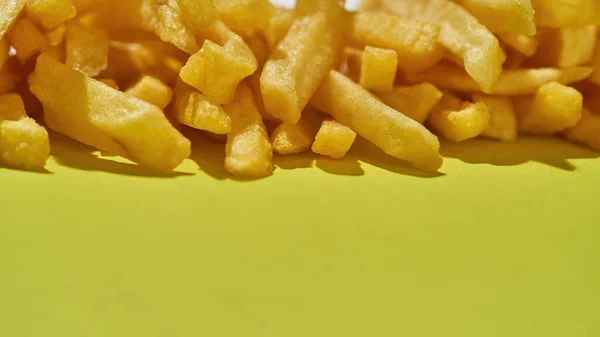 Oříznuté zblízka chutné hranolky na žluté — Stock fotografie